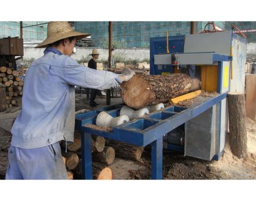 中国地板著名企业-湖北山山林业集团有限公司-使用正启机械厂的300型原木多片锯-加工现场
