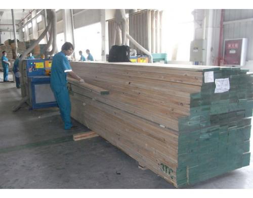 中国家具著名企业-四川全友家私有限公司-使用正启机械厂的方木100型多片锯干切-加工现场共计10台0
