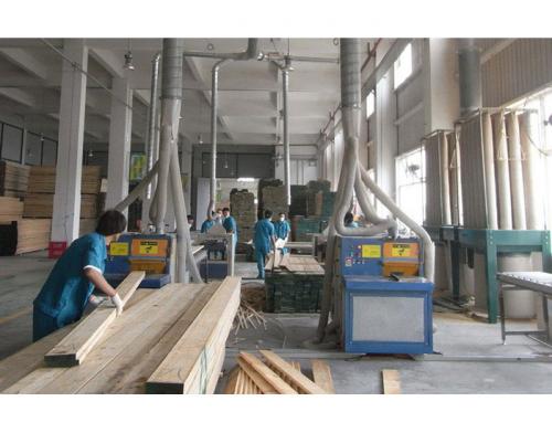 中国家俱著名企业-四川全友家私有限公司-使用正启机械厂的方木80型号多片锯干切-加工现场共计10台